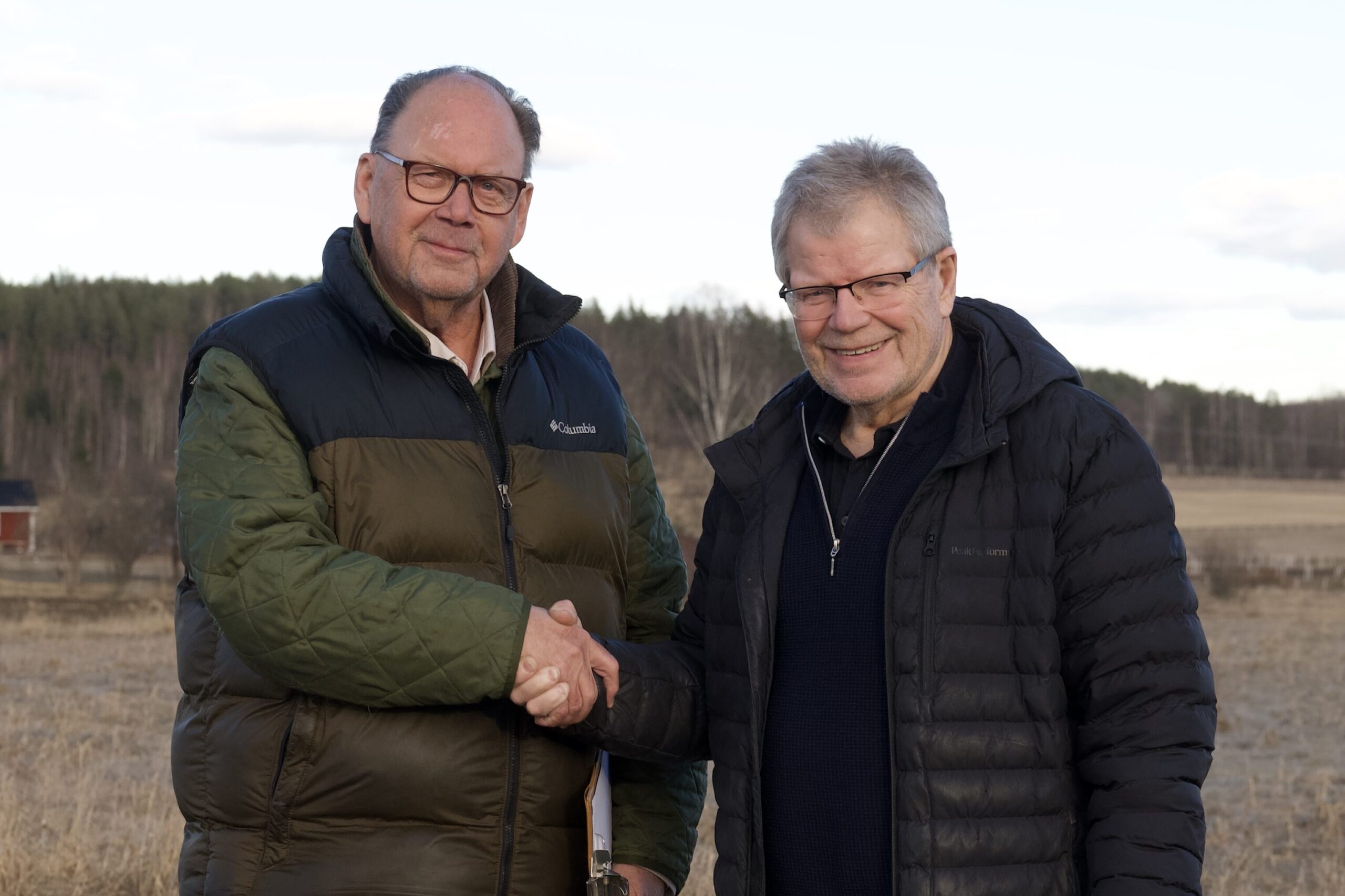 Leif skakar hand med Kjell